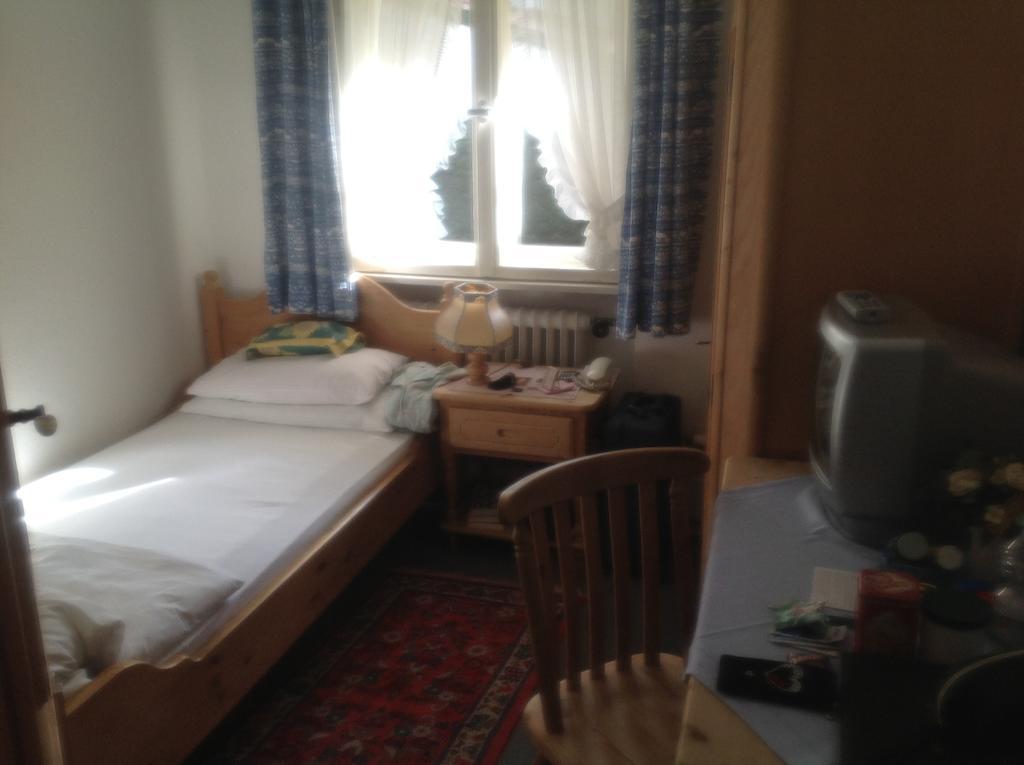 Haus Hollental Hotel การ์มิช-พาร์เทนเคียร์เชน ห้อง รูปภาพ